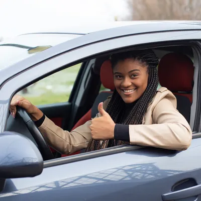 (400X400)the-happy-girl-in-car-driving-african-american-2+copie
